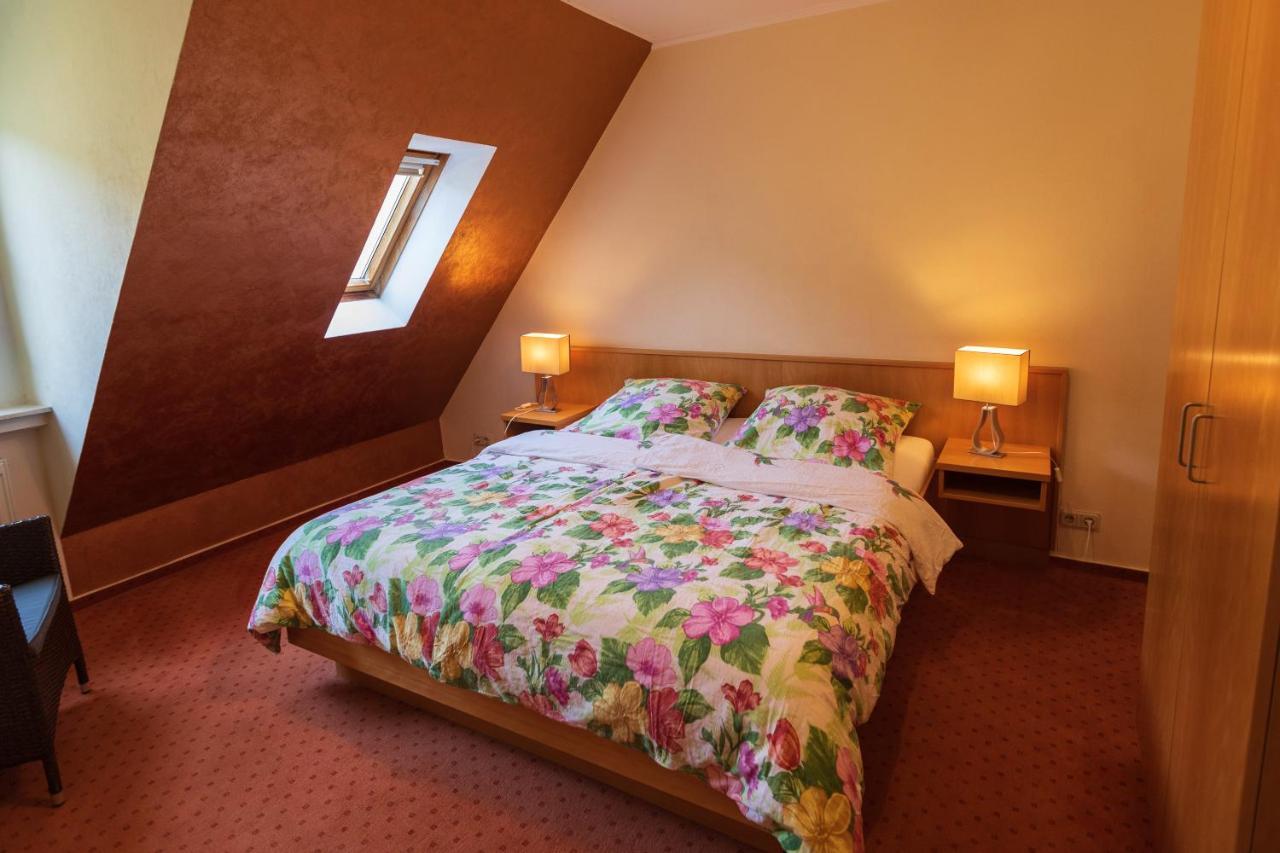 Haus Flora - Ferienwohnungen Кохем Екстериор снимка